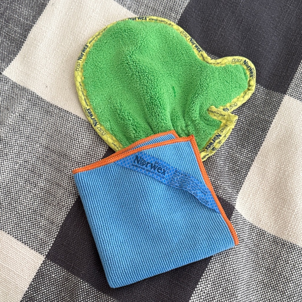 Norwex Kids Green Dusting Mitt + Blue Cloth